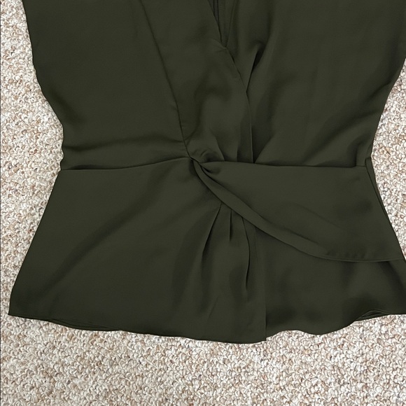 Express Dark Green Short Sleeve V-Neck Women's Blouse - Size Medium - Picture 2 of 7